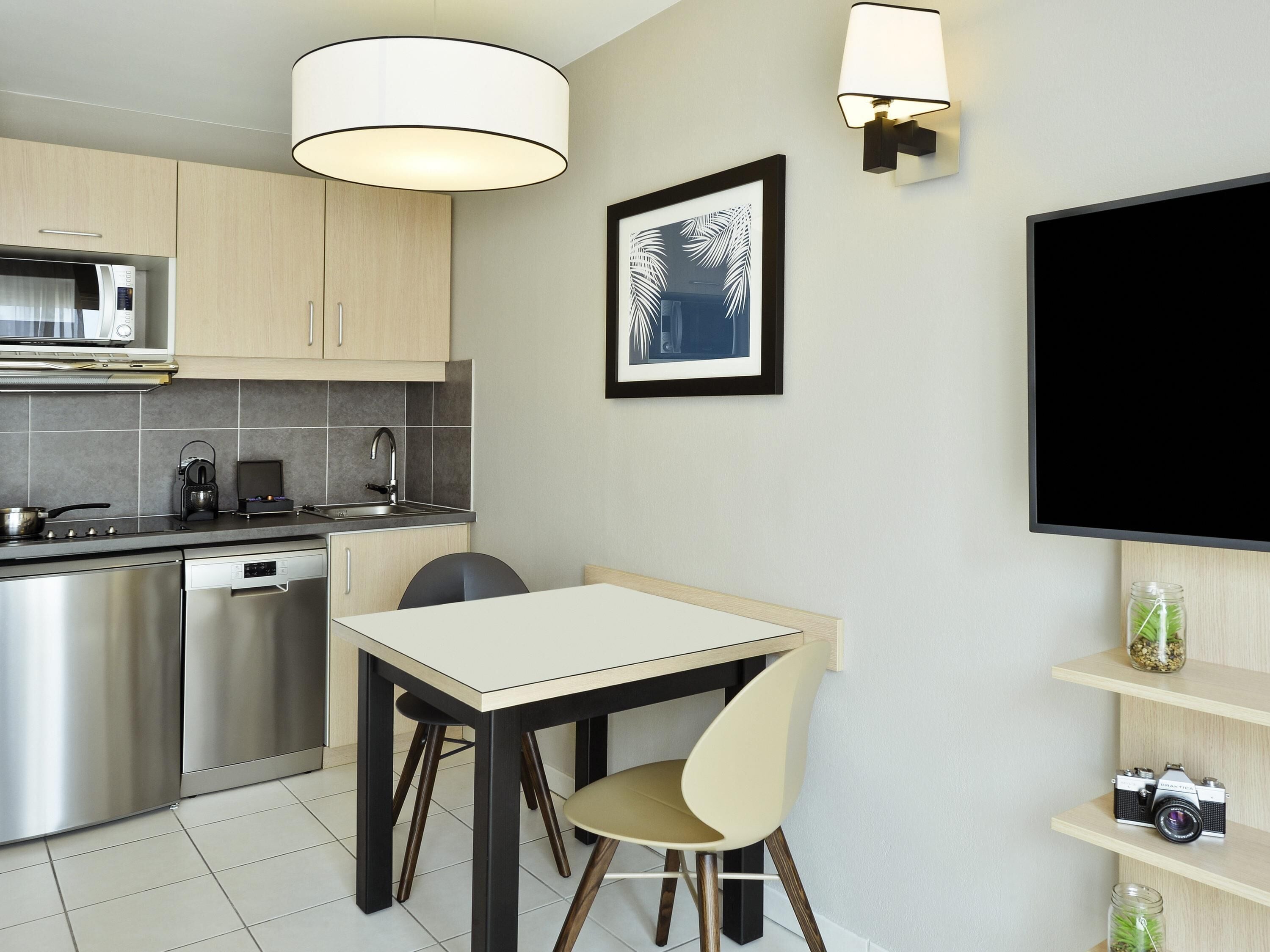 Cofres nos quartos, escrivaninha, espaço de trabalho para notebook