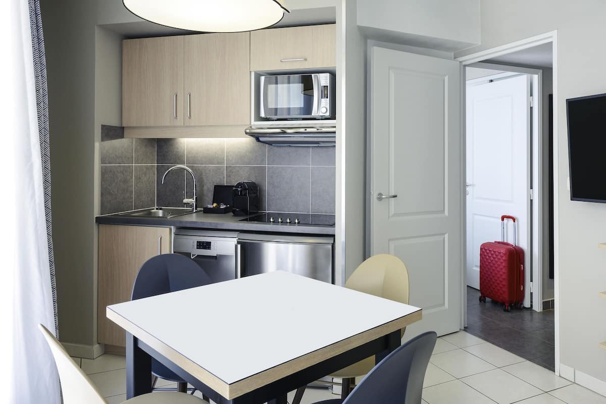 Appartement, 2 slaapkamers (5-6 People) | Een kluis op de kamer, een bureau, een laptopwerkplek