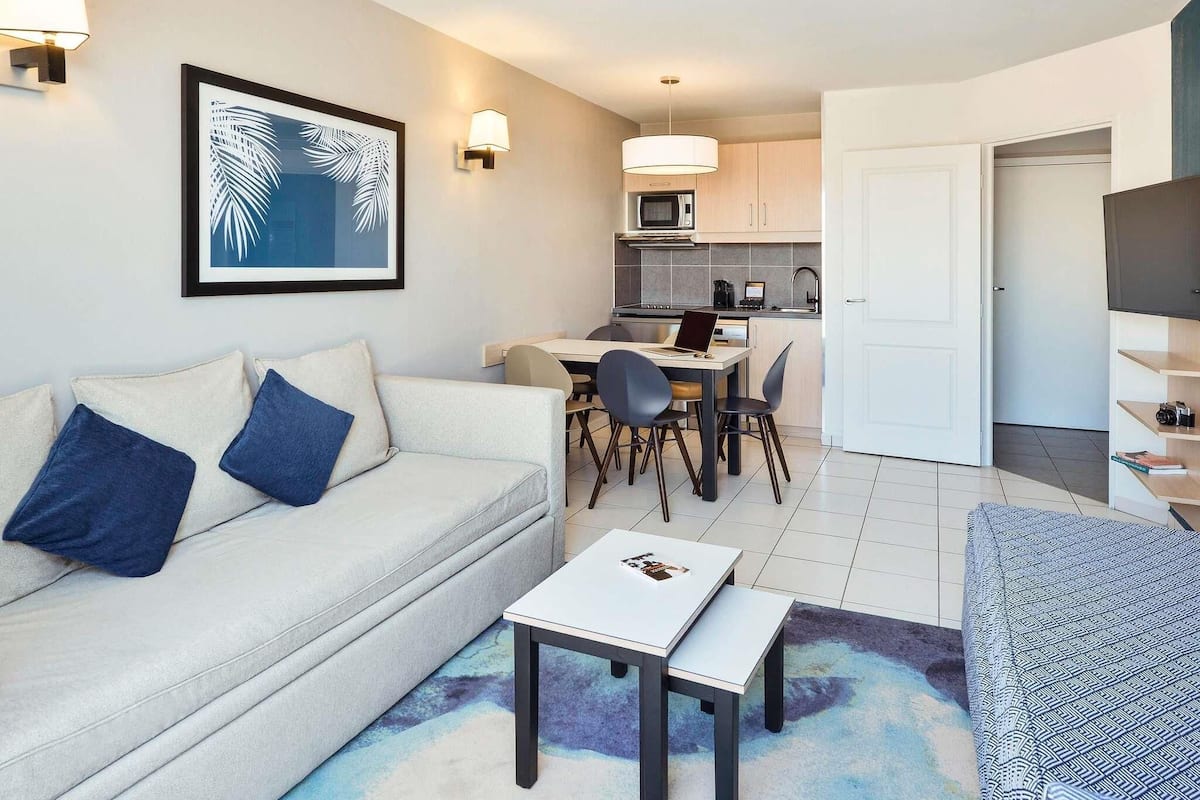 Comfort Apartment, 1 Bedroom | In-room safe, desk, laptop workspace, soundproofing