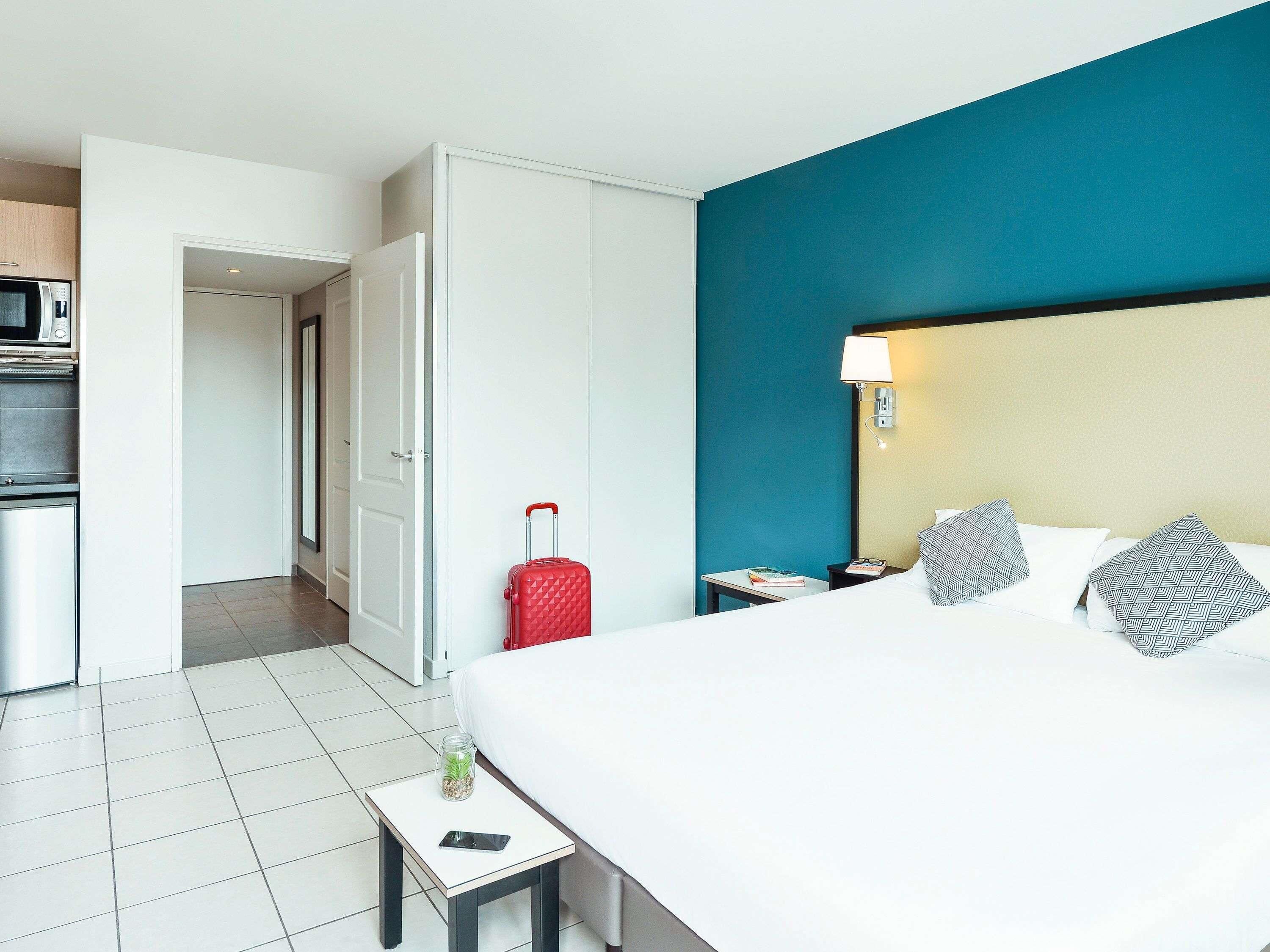 Coffre-fort, bureau, espace de travail pour ordinateurs portables