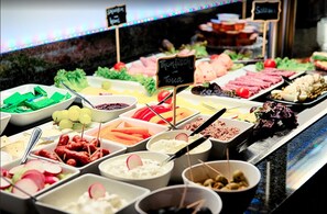 Breakfast buffet - Hotel Metropolitan Berlin (Berlin)