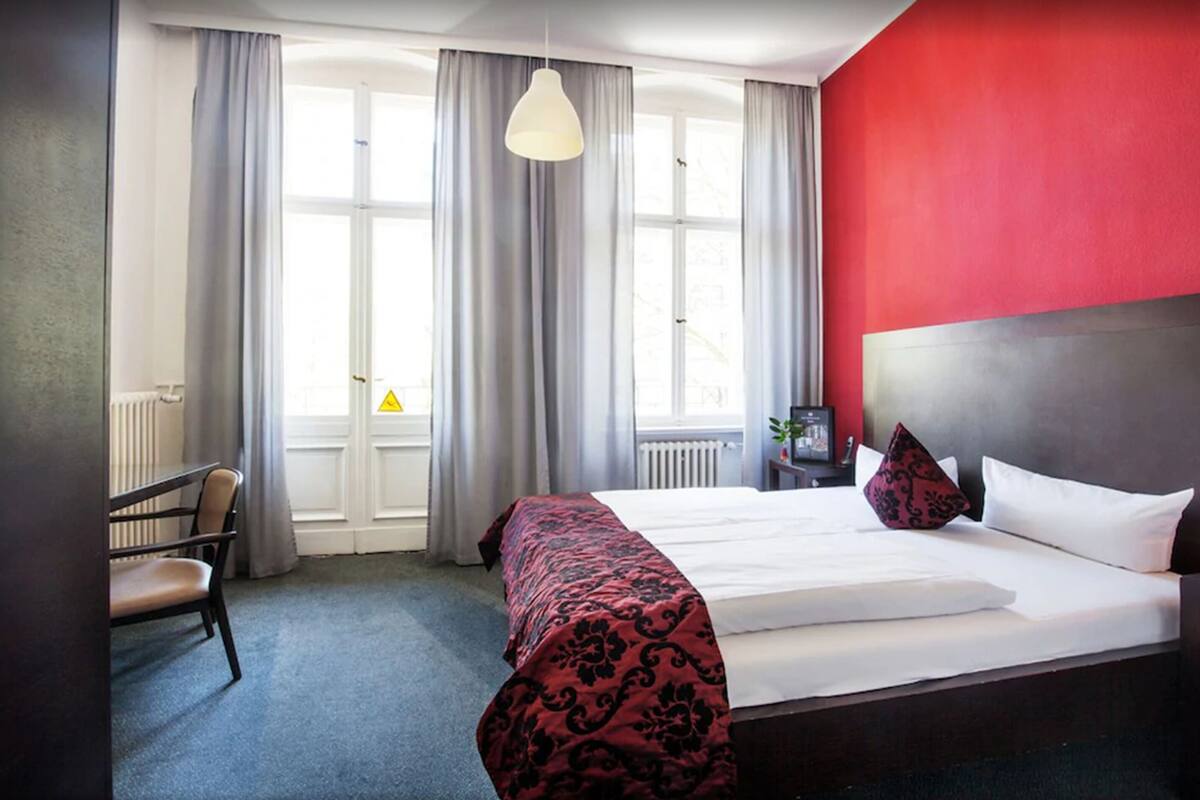 Comfort Double Room | In-room safe, WiFi (free)