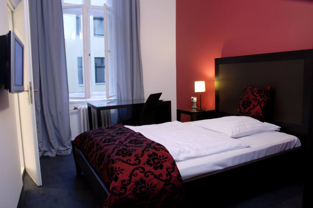 Comfort Single Room | In-room safe, WiFi (free)