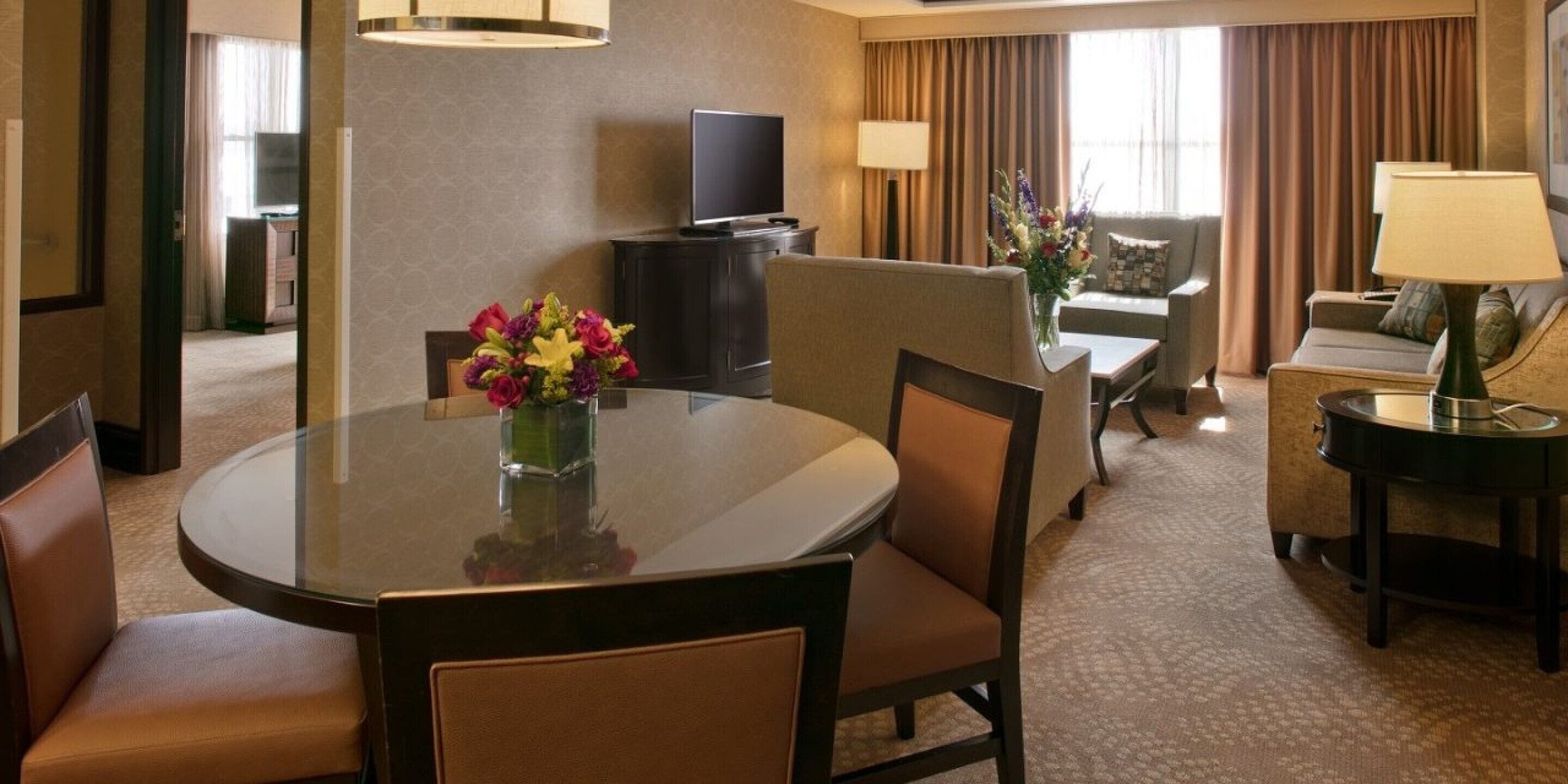 south suite, 1 king, non-smoking | premium bedding, pillow-top beds, in-room safe, desk