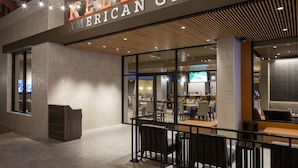 Un restaurante llamado 'Keller's American Grill' con terraza y un interior moderno.