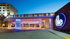 El exterior del Isle Casino-Hotel, con una entrada destacada, una fuente y fachada de piedra.