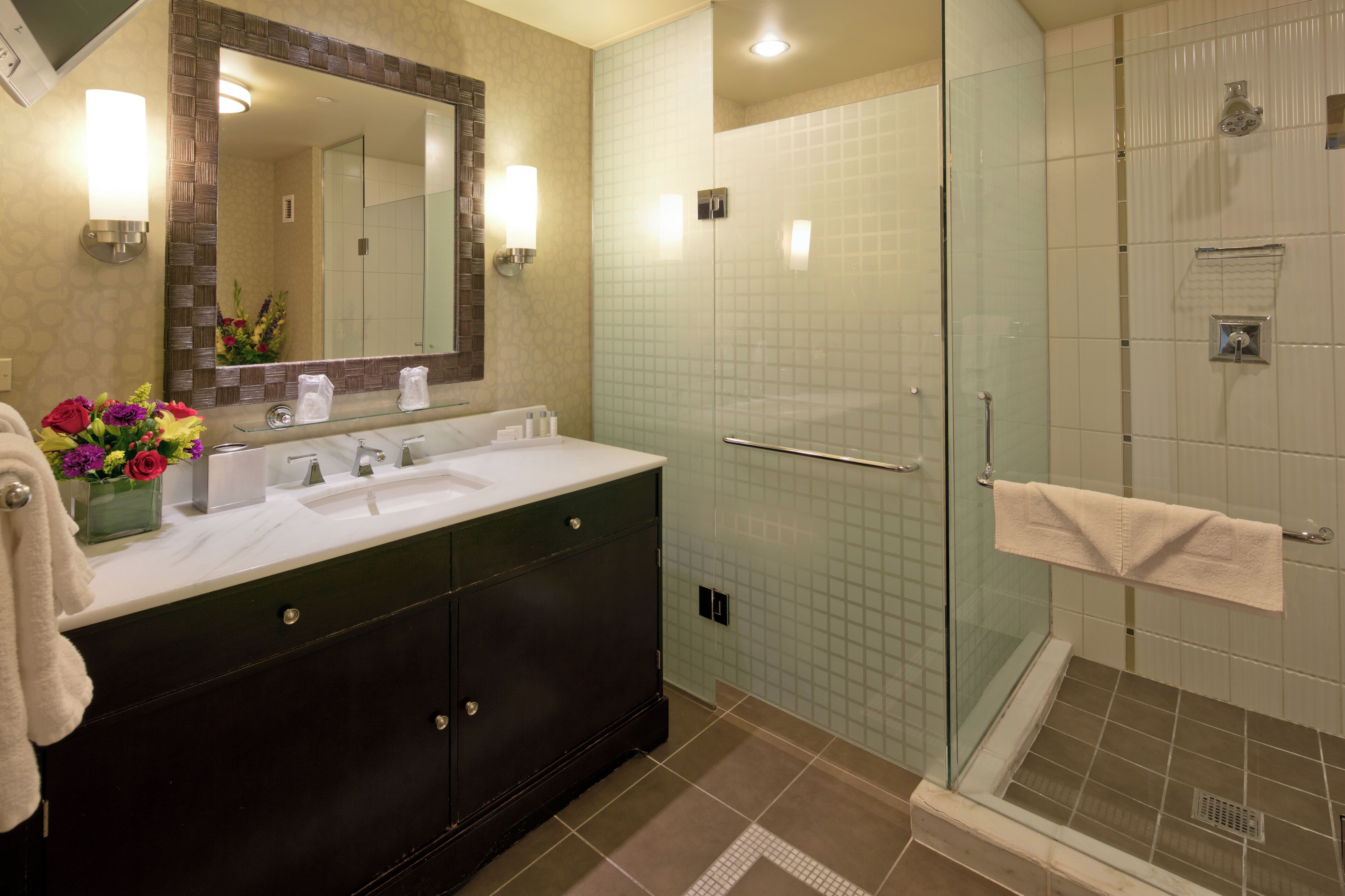north junior suite king  with sofa non-smoking | bathroom | combined shower/bathtub, free toiletries, hair dryer, towels