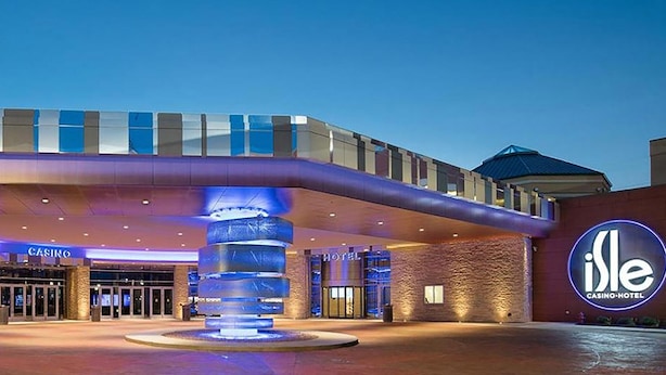 Un hotel con una entrada llamativa, un casino y una fuente distintiva.