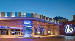 A hotel with a prominent entrance, a casino, and a distinctive fountain. - Isle Casino Hotel Bettendorf - A Caesars Rewards Destination (Bettendorf)