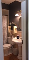 Un baño con inodoro, lavamanos y ducha.