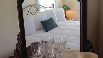 Room, 1 King Bed | Premium bedding, minibar, soundproofing, iron/ironing board