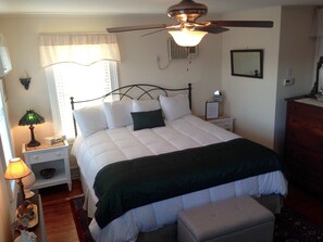 Chambre, 1 très grand lit | Literie de qualité, minibar, système d’insonorisation