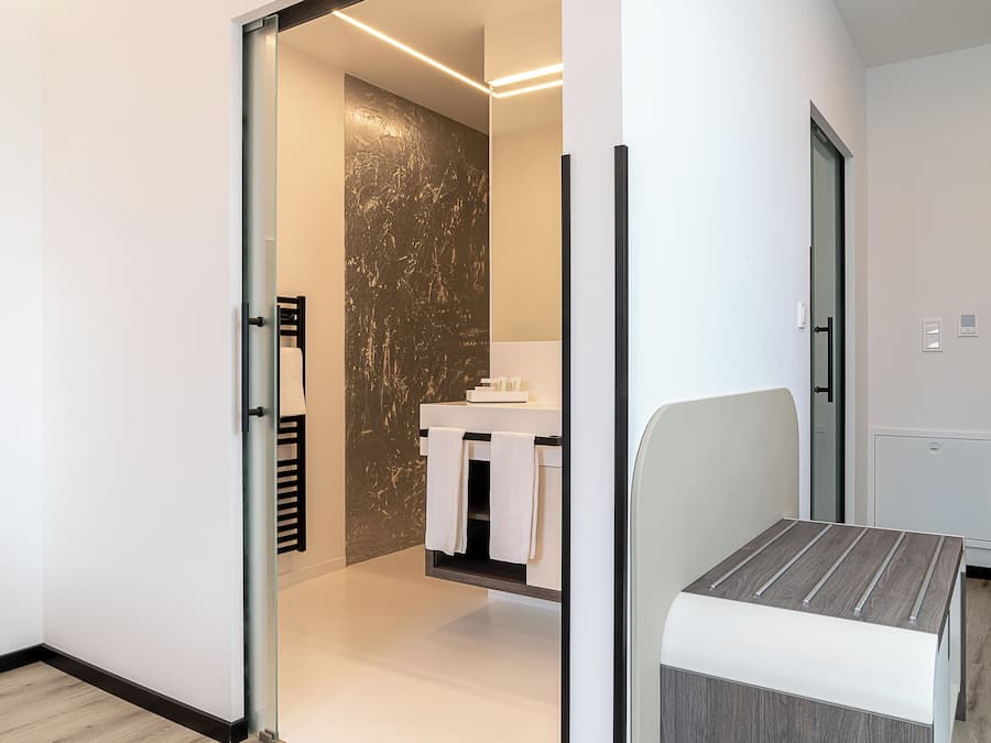 Quarto casal conforto | Banheiro | Chuveiro, chuveiro com efeito de chuva, secador de cabelo