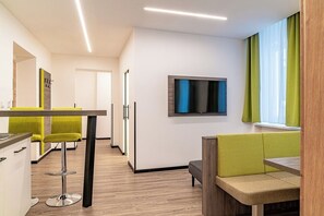 Comfort Apartment | Pillowtop beds, in-room safe, desk, soundproofing - CHRIZZ Rooms (Graz)