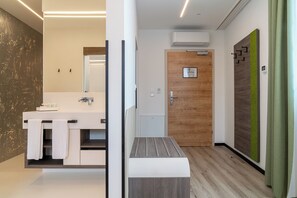 Habitación doble Confort | Baño | Regadera, regadera tipo lluvia, secadora de cabello, toallas 