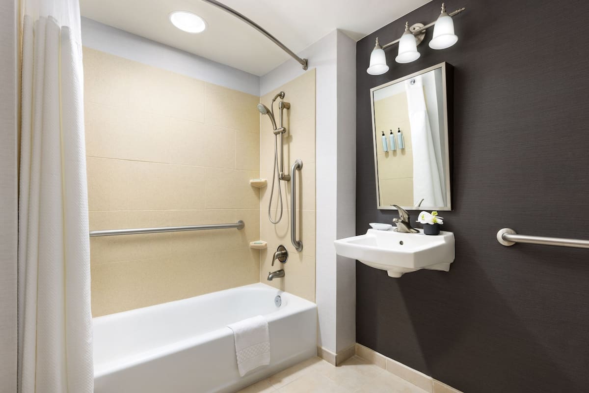 Ein modernes Badezimmer mit Badewanne, Waschbecken und Dusche.
