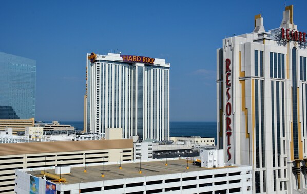 Een hoog hotel met een opvallend “HARD ROCK” bord en een “RESORTS” bord aan de zijkant.
