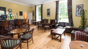 Serves lunch and dinner - Hadlow Manor (Tonbridge)