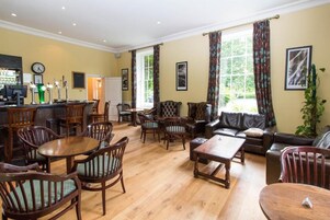 供应午餐和晚餐