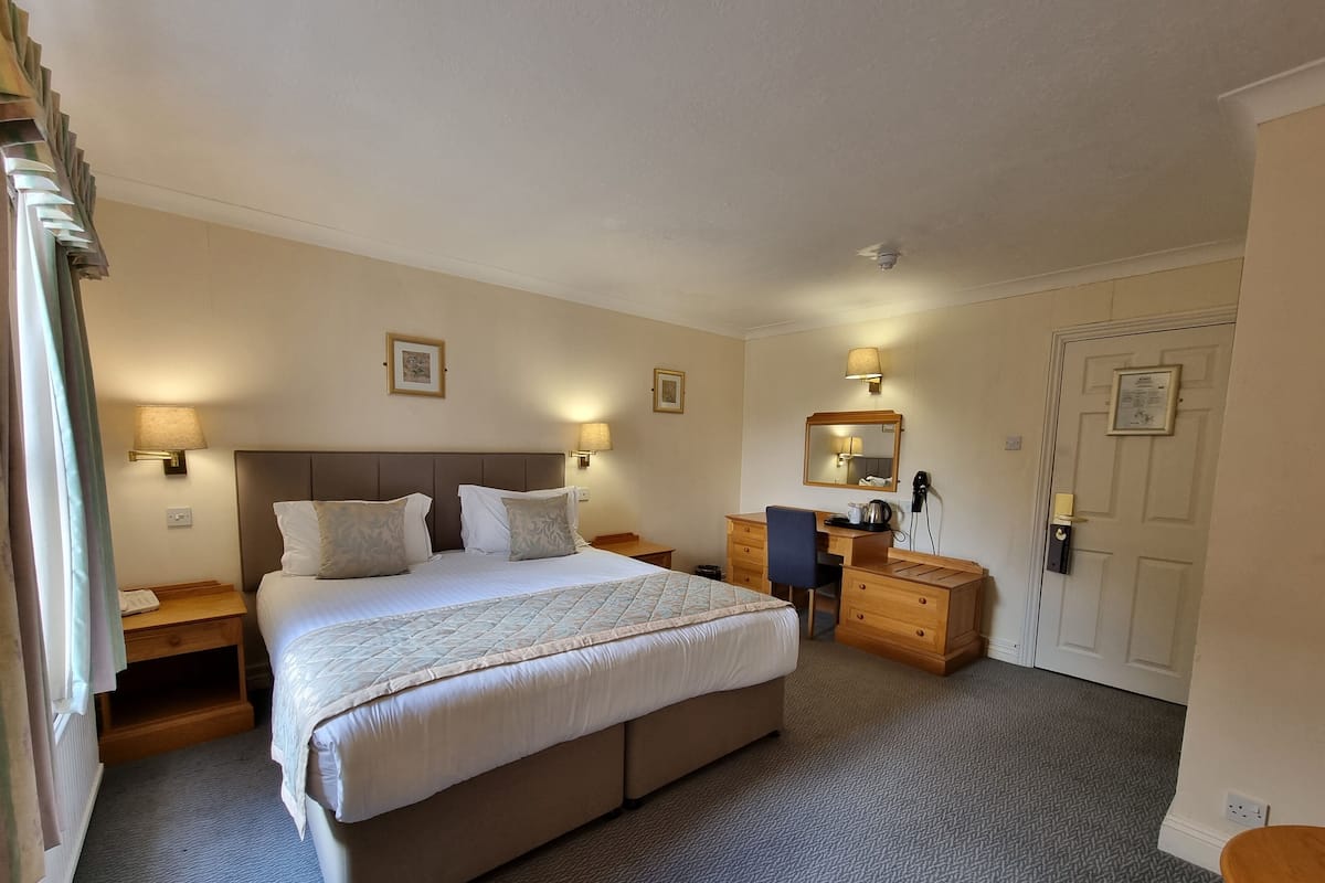 Double Room | Iron/ironing board (on request), cribs (free), WiFi (free), bed sheets