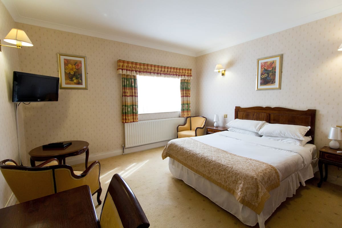 Accessible, Double Room | Iron/ironing board (on request), cribs (free), WiFi (free), bed sheets