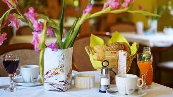 Tägliches Frühstücksbuffet (10 EUR pro Person)