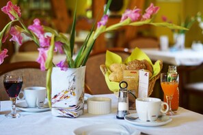 Sarapan ala kontinental setiap hari dengan biaya tambahan