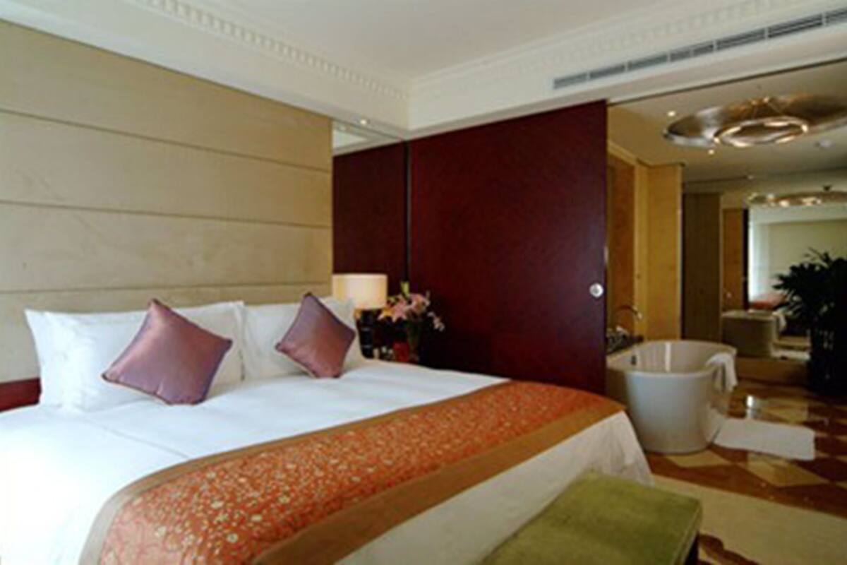 Deluxe Suite | In-room safe, rollaway beds (surcharge), WiFi (free)