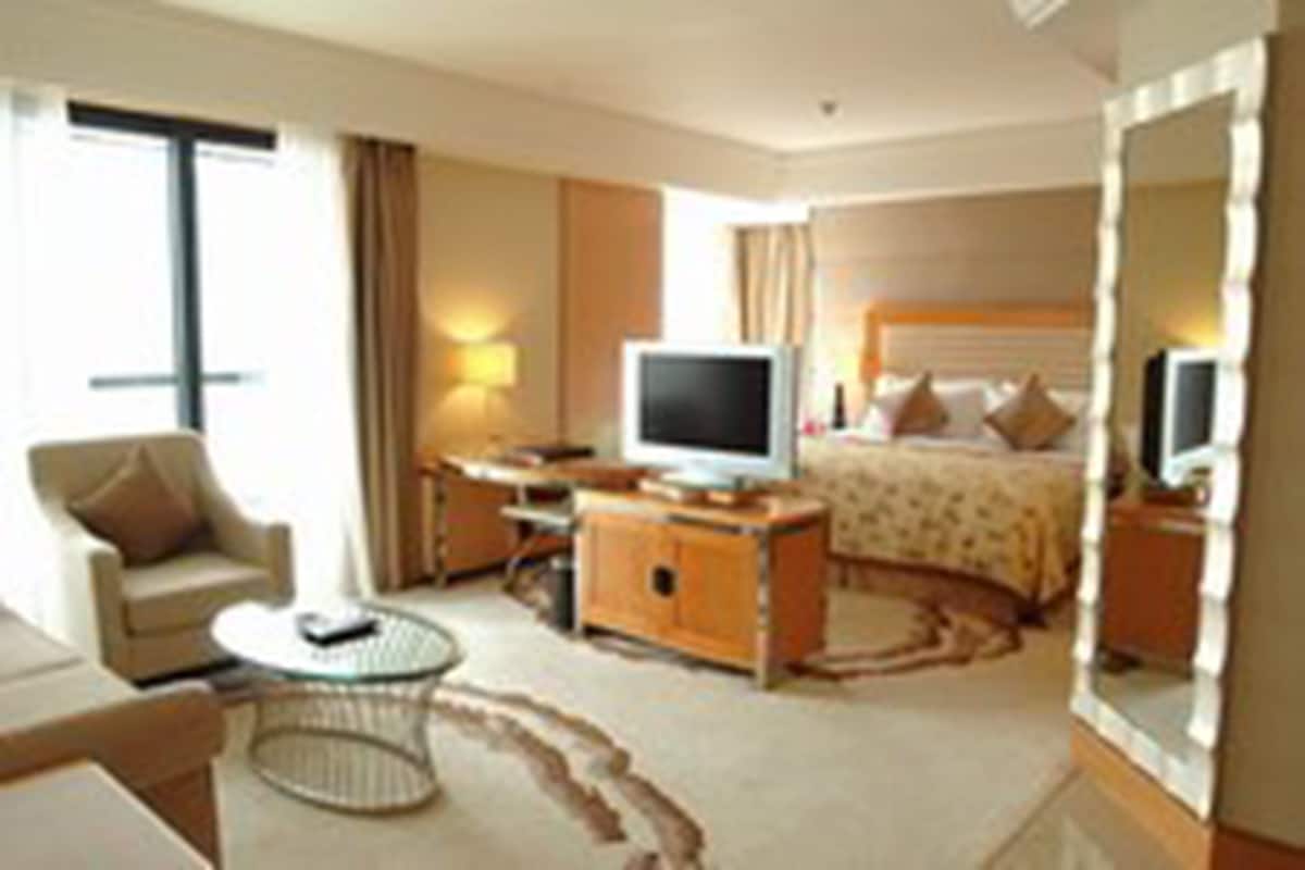 Executive Suite | In-room safe, rollaway beds (surcharge), WiFi (free)