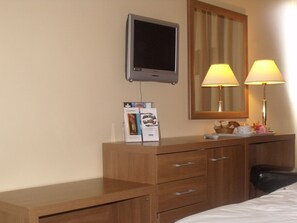 Standard Room, 1 Queen Bed, Non Smoking | Room amenity