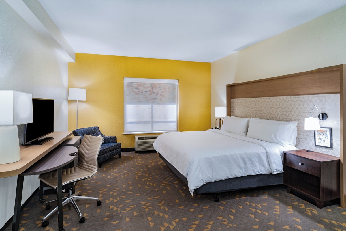 Down comforters, pillowtop beds, desk, laptop workspace