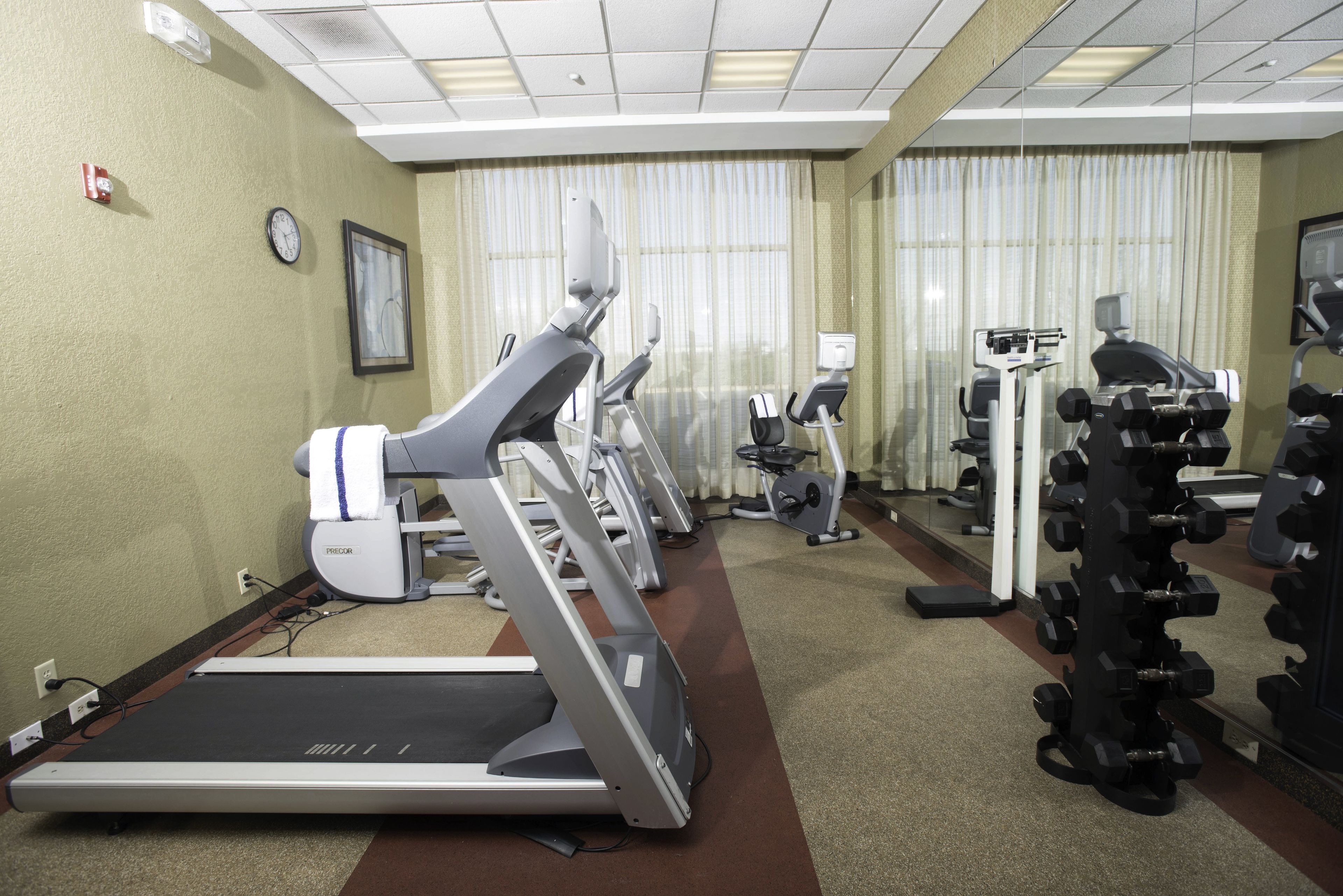 Ein Fitnessstudio mit Laufbändern, Ergometer und Krafttrainingsgeräten.