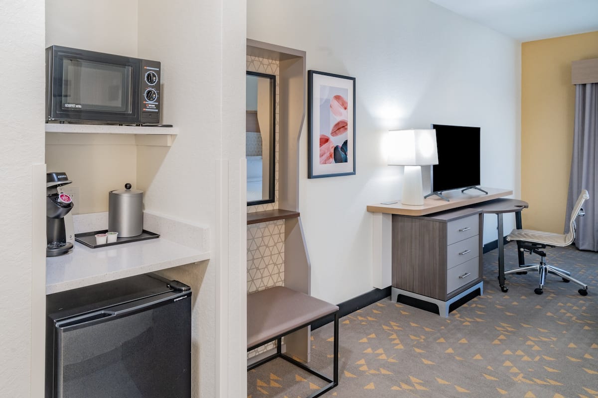 premium room, 1 king bed (top floor) | down duvets, pillow-top beds, desk, laptop workspace