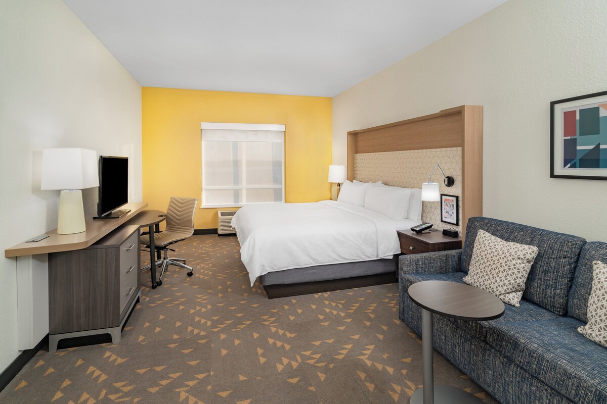 Standard Room, 1 King Bed with Sofa bed | Down comforters, pillowtop beds, desk, laptop workspace