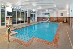 Hồ bơi trong nhà, mở cửa từ 7:00 đến 22:00, ghế dài tắm nắng