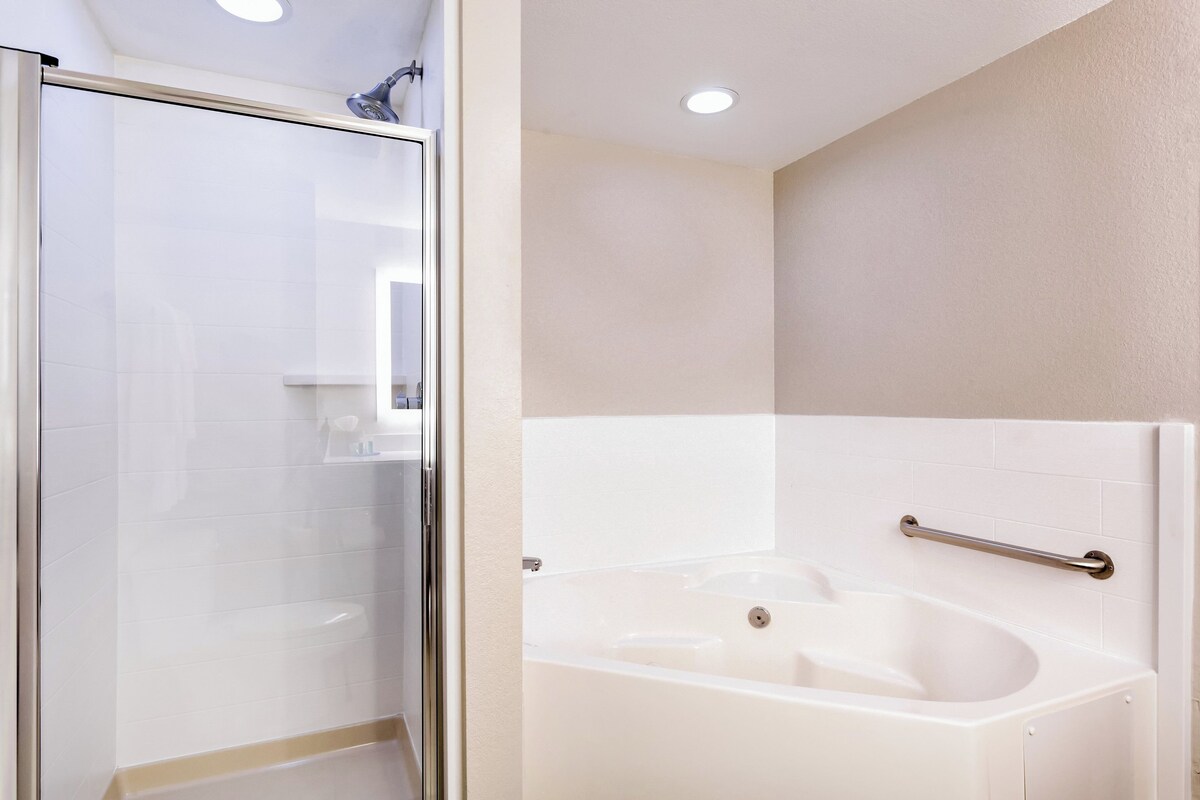 Standaard kamer, 1 eenpersoonsbed, bubbelbad | Een kluis op de kamer, een bureau, geluiddichte muren