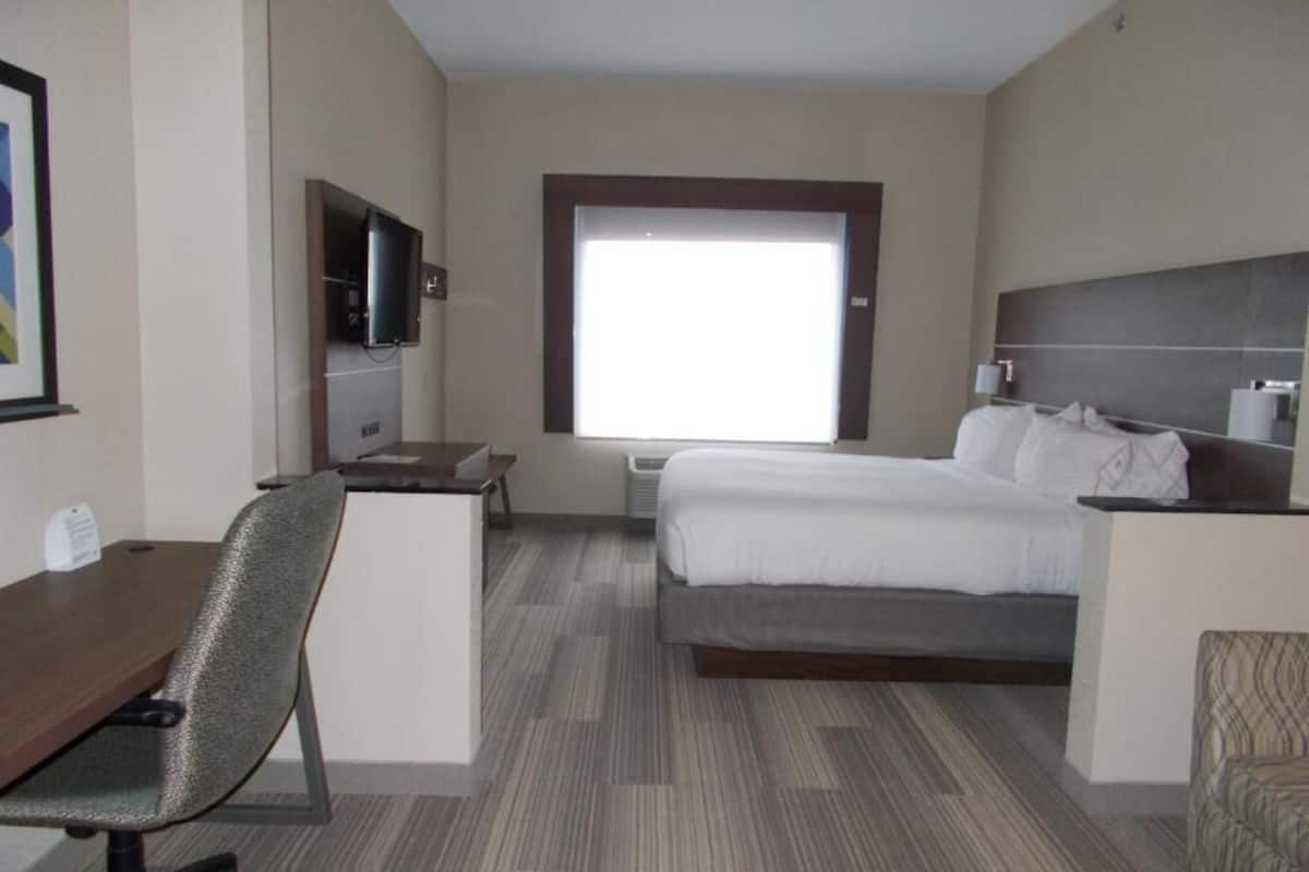 Premium bedding, in-room safe, desk, laptop workspace