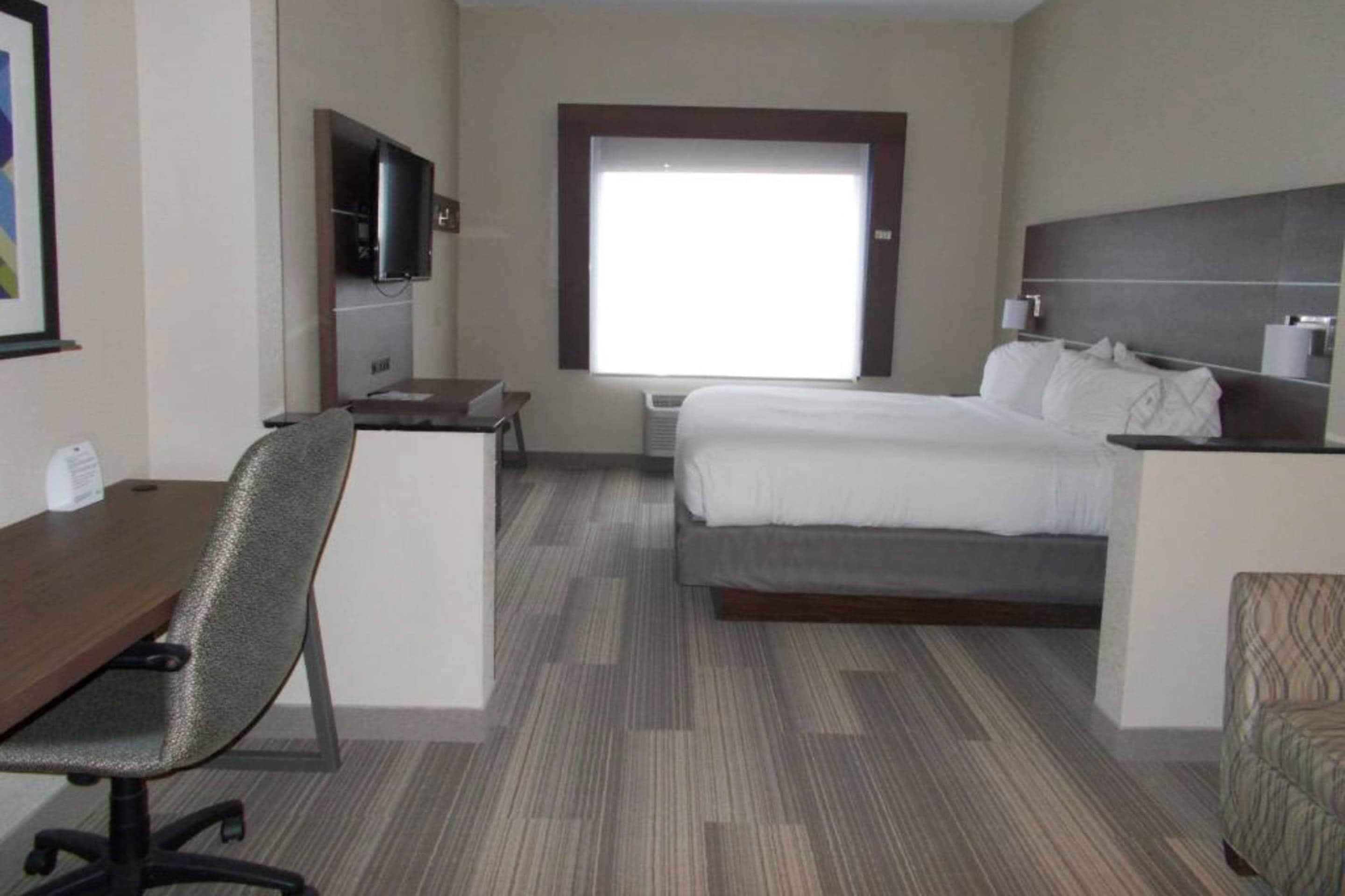 Hochwertige Bettwaren, Zimmersafe, Schreibtisch