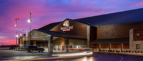 Un hotel con un cartel llamativo que dice "Buffalo Run Casino & Resort".