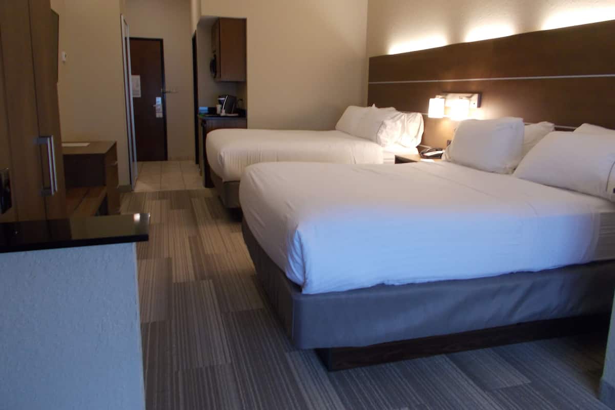Double Queen Room w/table & chair