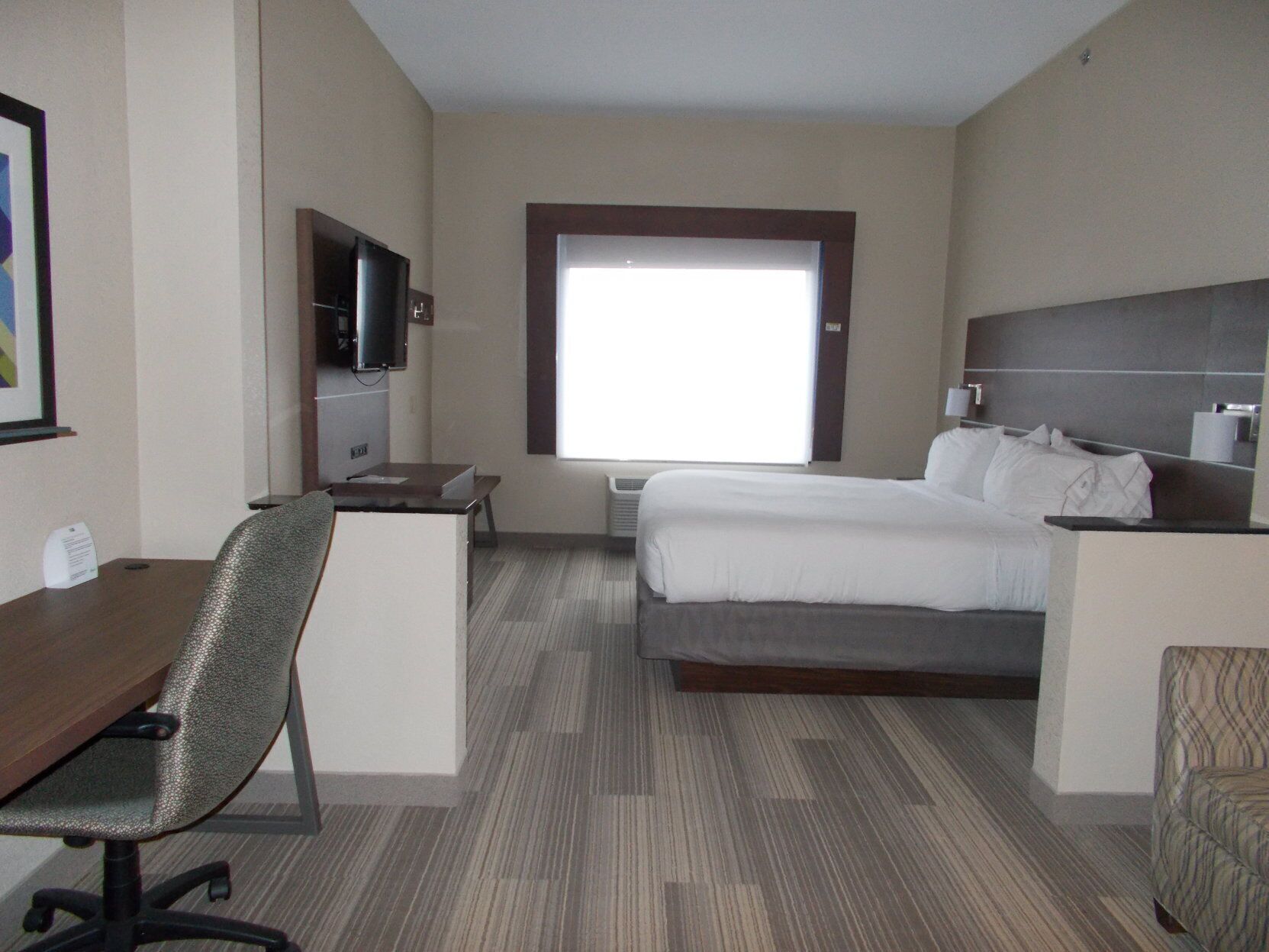 Premium bedding, in-room safe, desk, laptop workspace