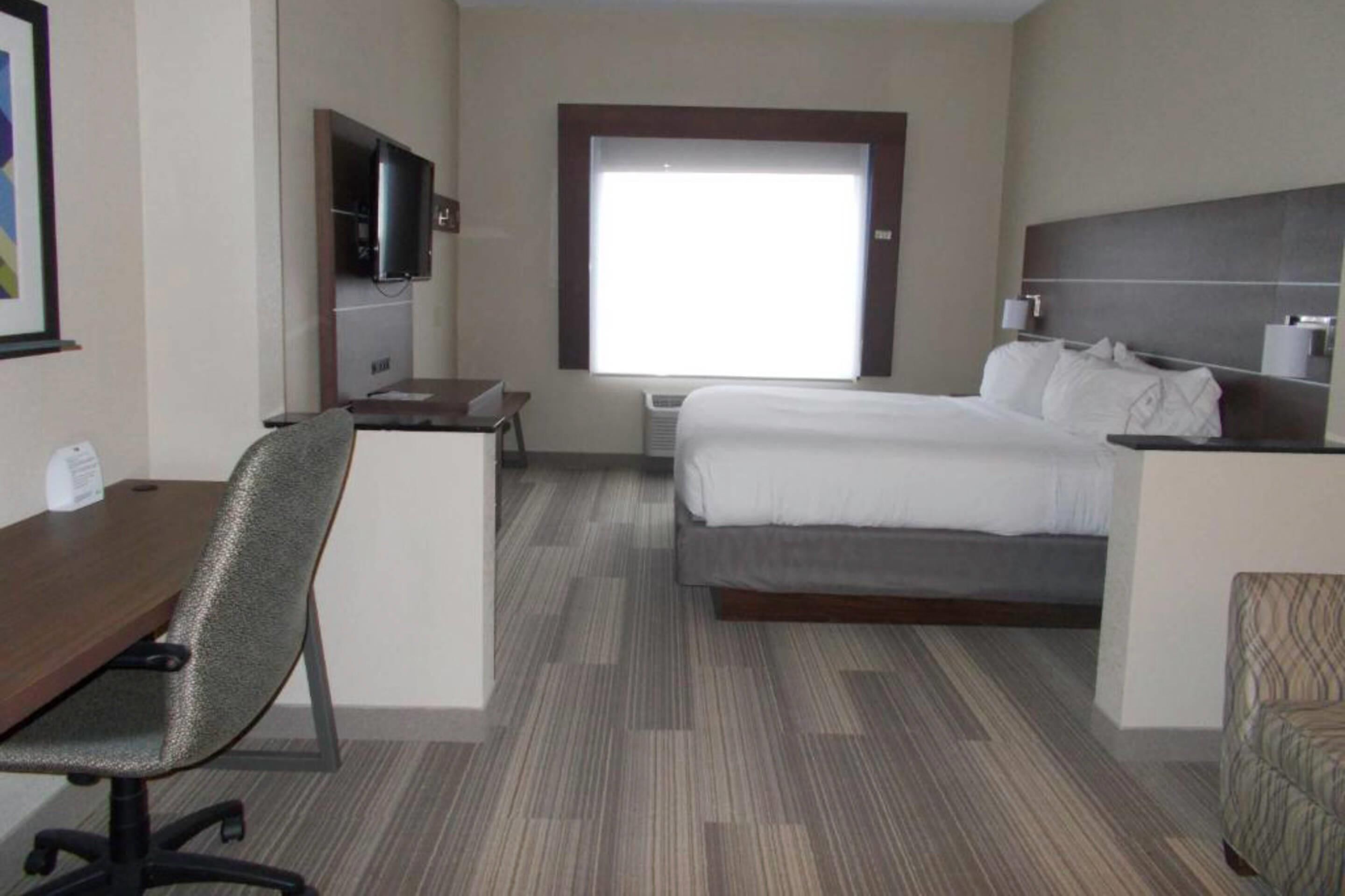 Seprai premium, brankas, meja kerja, dan ruang kerja ramah laptop