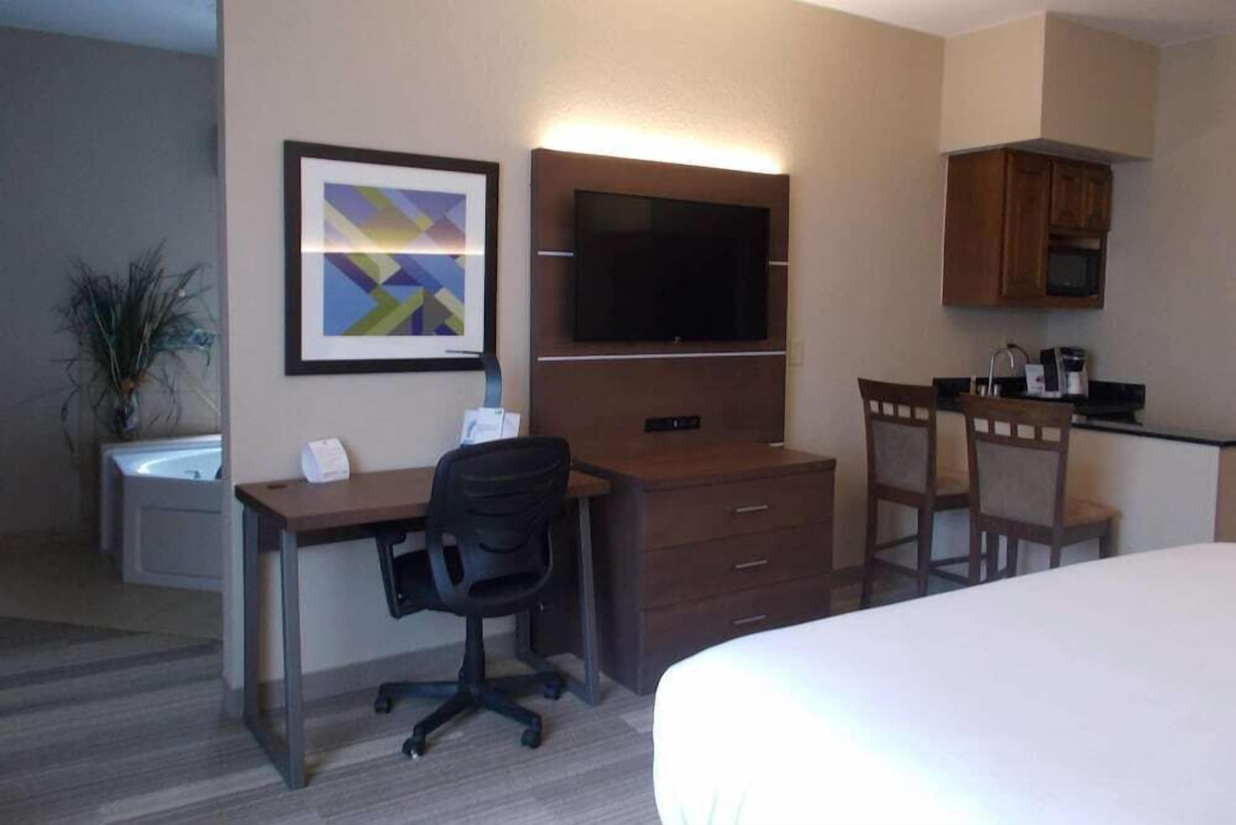 Premium bedding, in-room safe, desk, laptop workspace