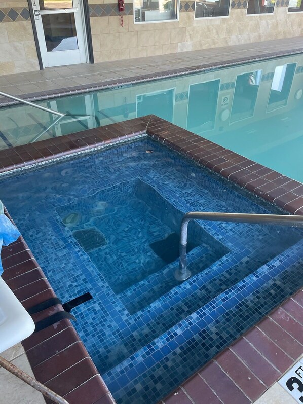 A small, square hot tub with a tiled edge and a metal ladder. - Comfort Inn & Suites Miami - Route 66 (Miami)