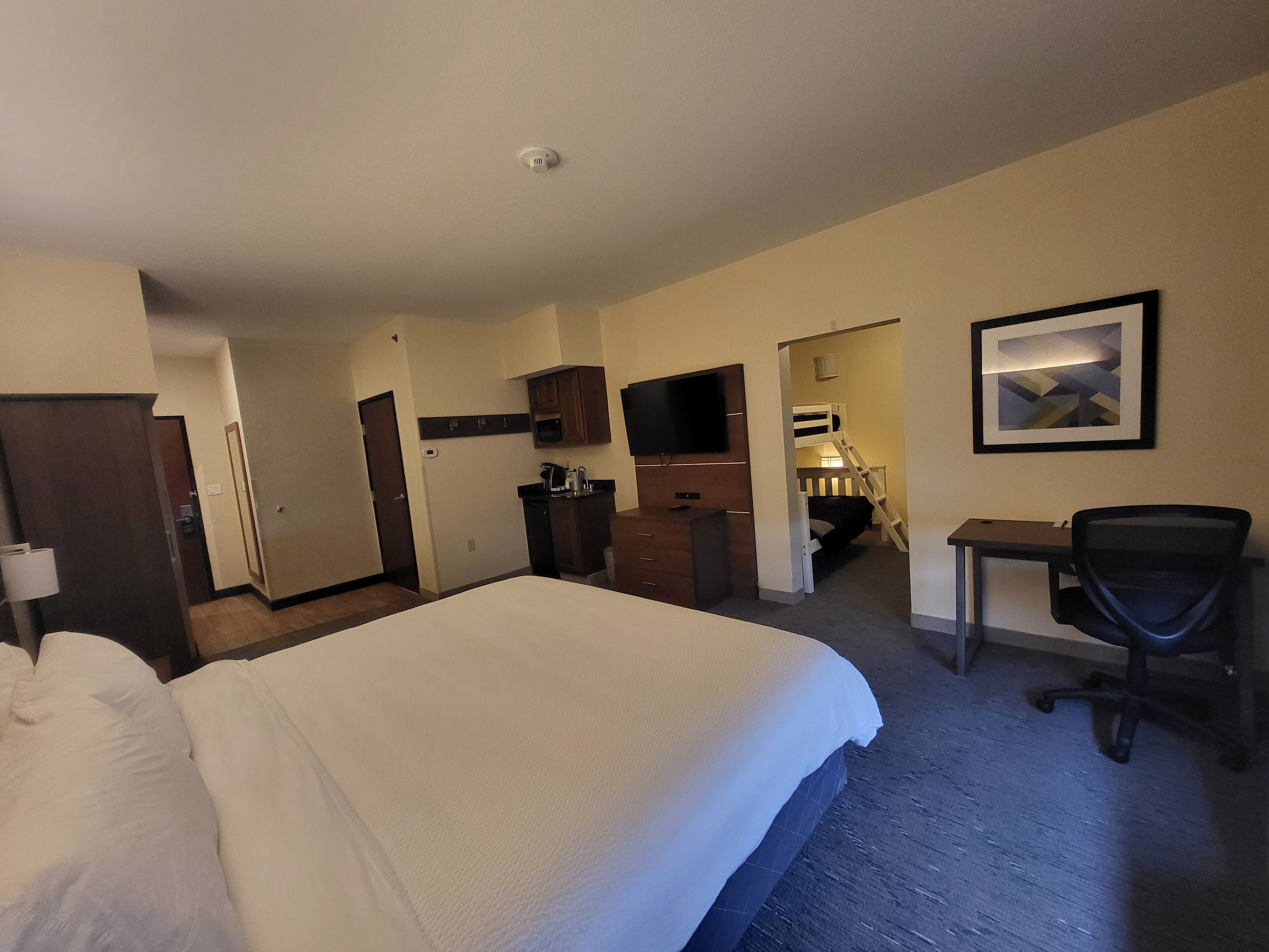 Premium bedding, in-room safe, desk, laptop workspace