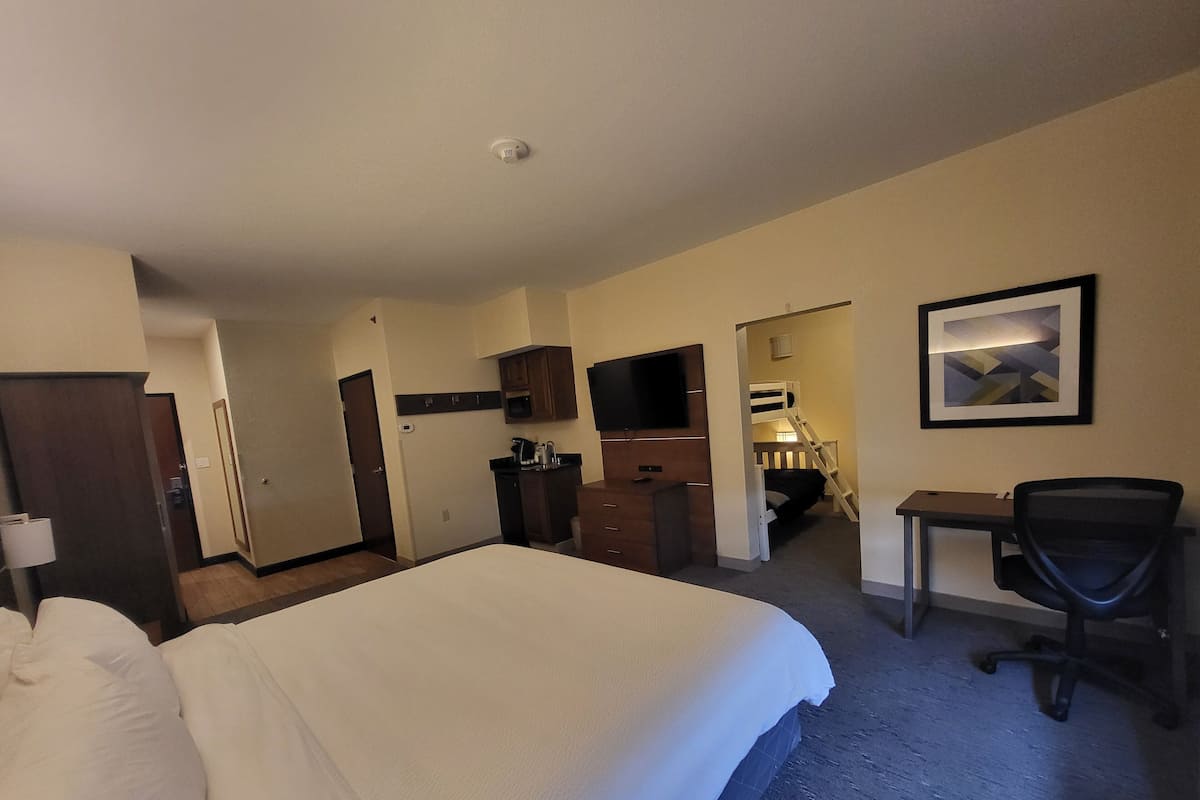 Premium bedding, in-room safe, desk, laptop workspace