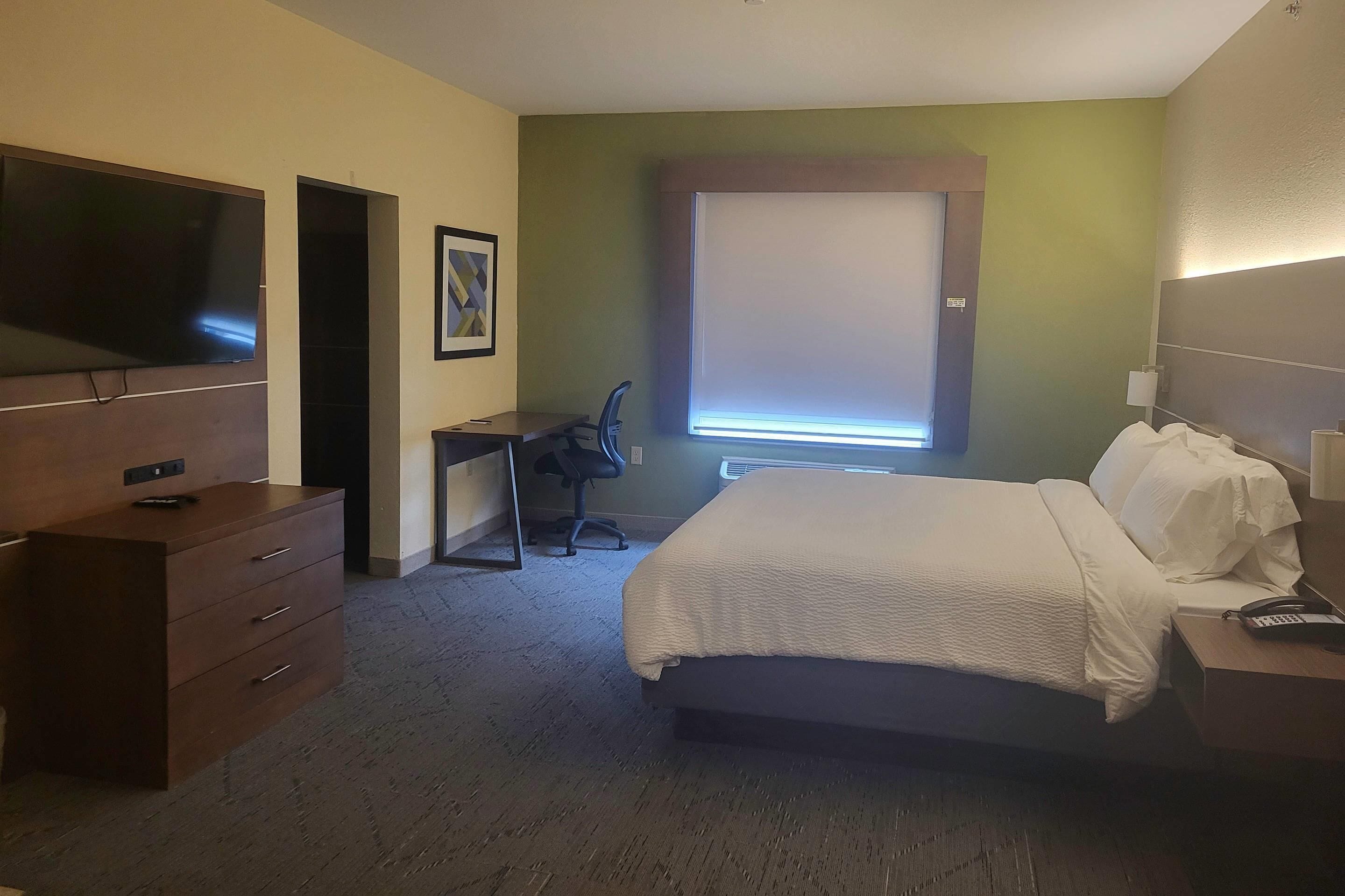 Premium bedding, in-room safe, desk, laptop workspace