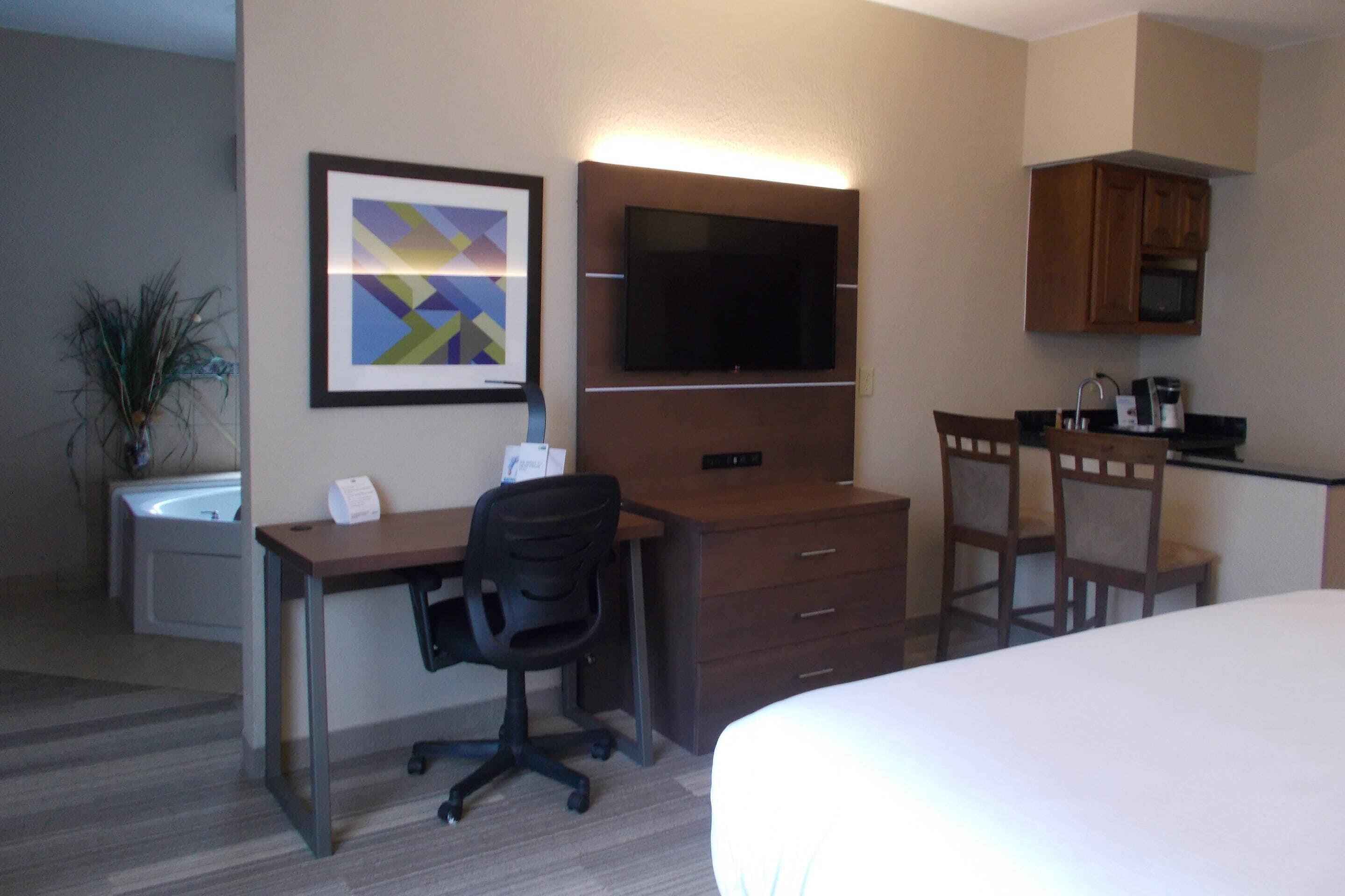 Standard Room, 1 King Bed, Non Smoking, Jetted Tub | Premium bedding, in-room safe, desk, laptop workspace