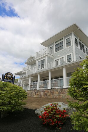 Vista frontal de la propiedad