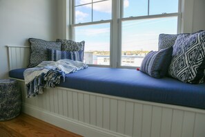 Hypoallergeen beddengoed, individueel gedecoreerd, een bureau